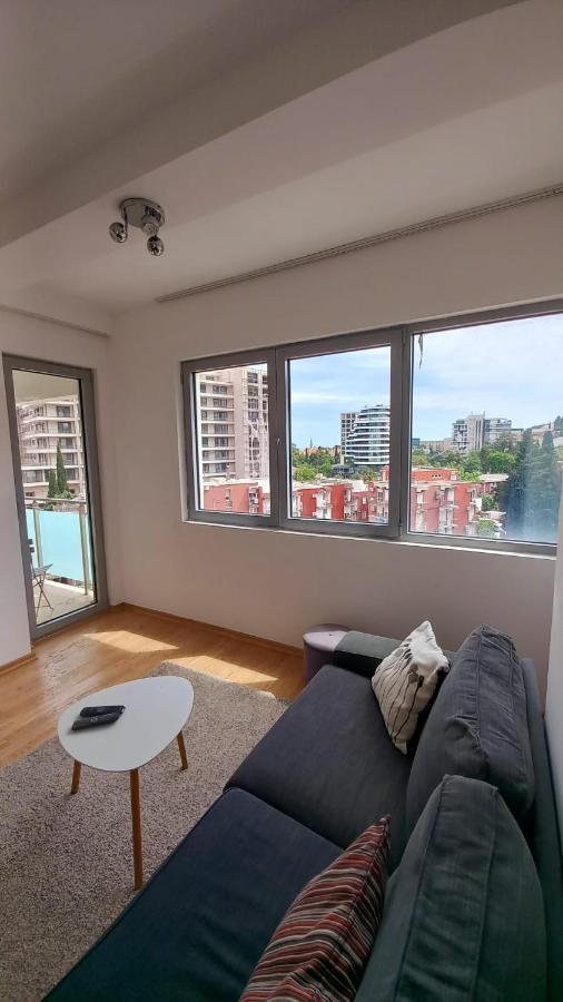 Perfect Location Two Bedroom In Apartment *