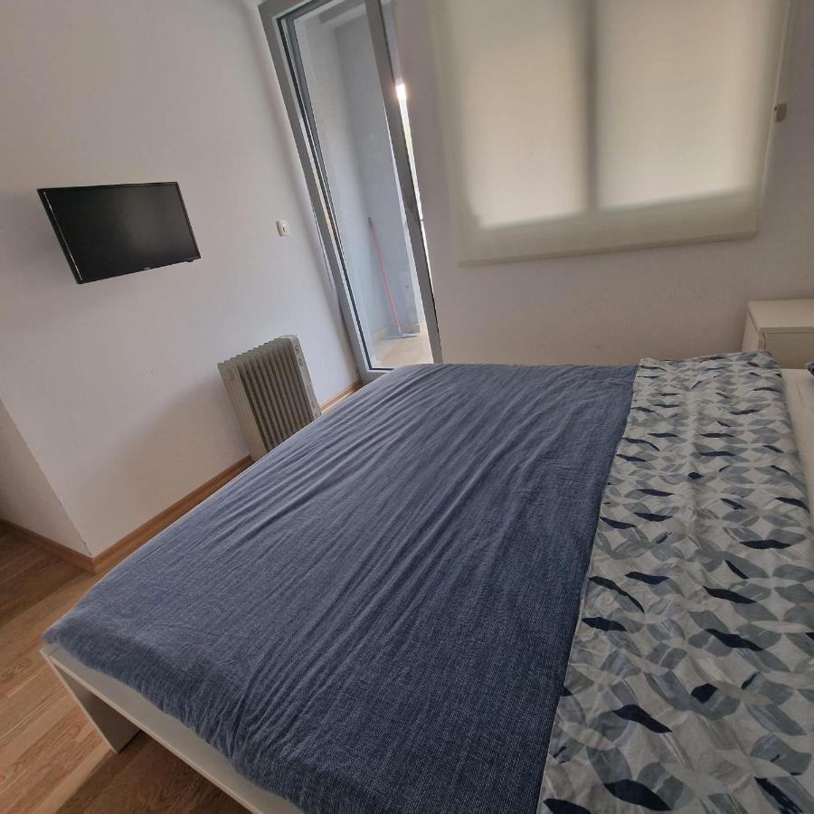Perfect Location Two Bedroom In Apartment *