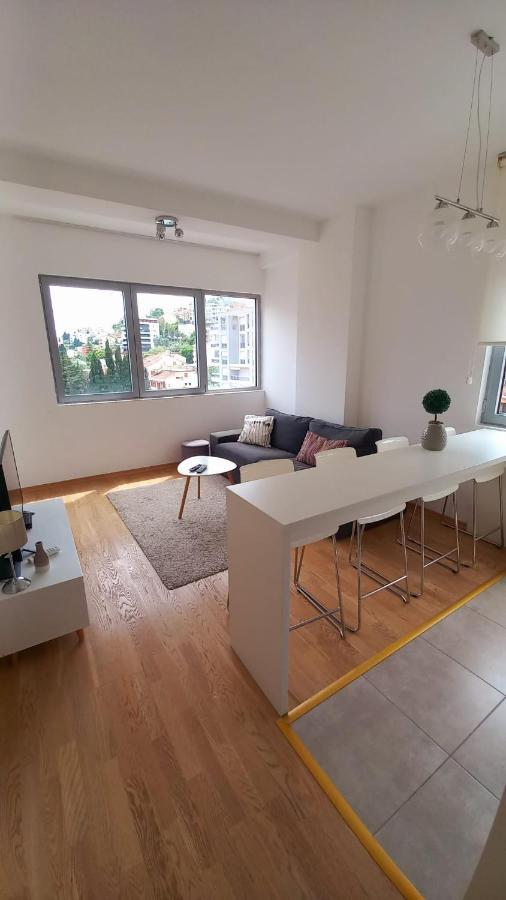 Perfect Location Two Bedroom In Apartment *