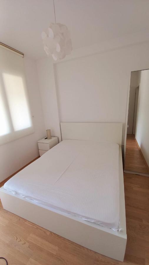 Perfect Location Two Bedroom In Apartment *